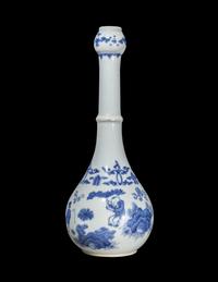 A Chinese Blue and White Porcelain Bottle Vase, Chongzhen Period 明崇禎 青花人物圖蒜頭長頸瓶