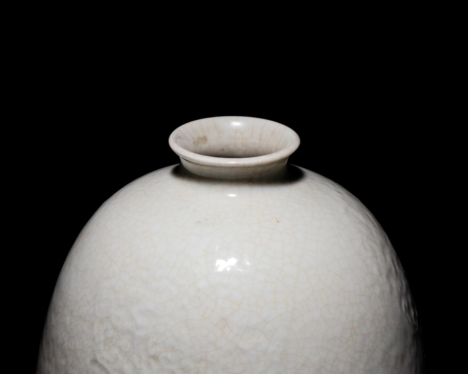 A Chinese White Glazed Soft Paste Porcelain Beehive Water Pot, 18th/19th Century 清中期 白釉暗團花太白尊