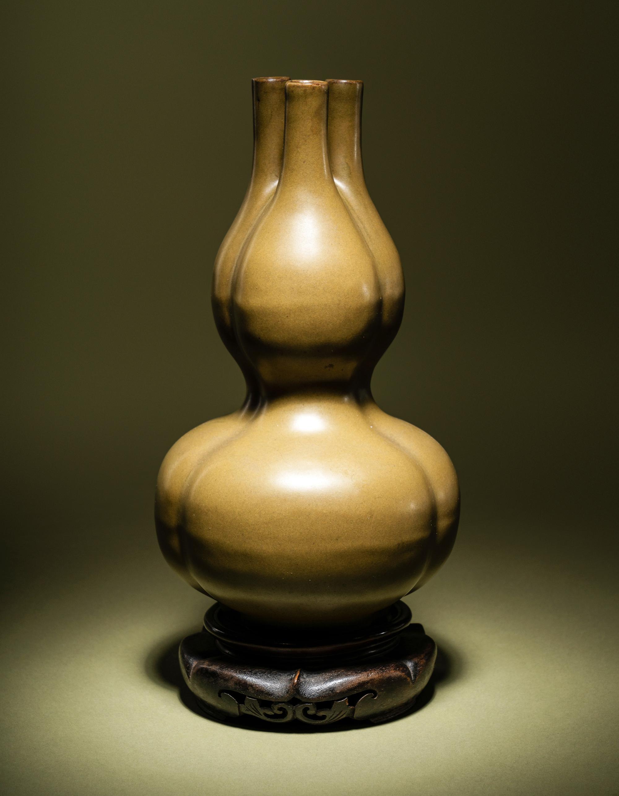 A Teadust Glazed Porcelain Triple-Neck Gourd Vase