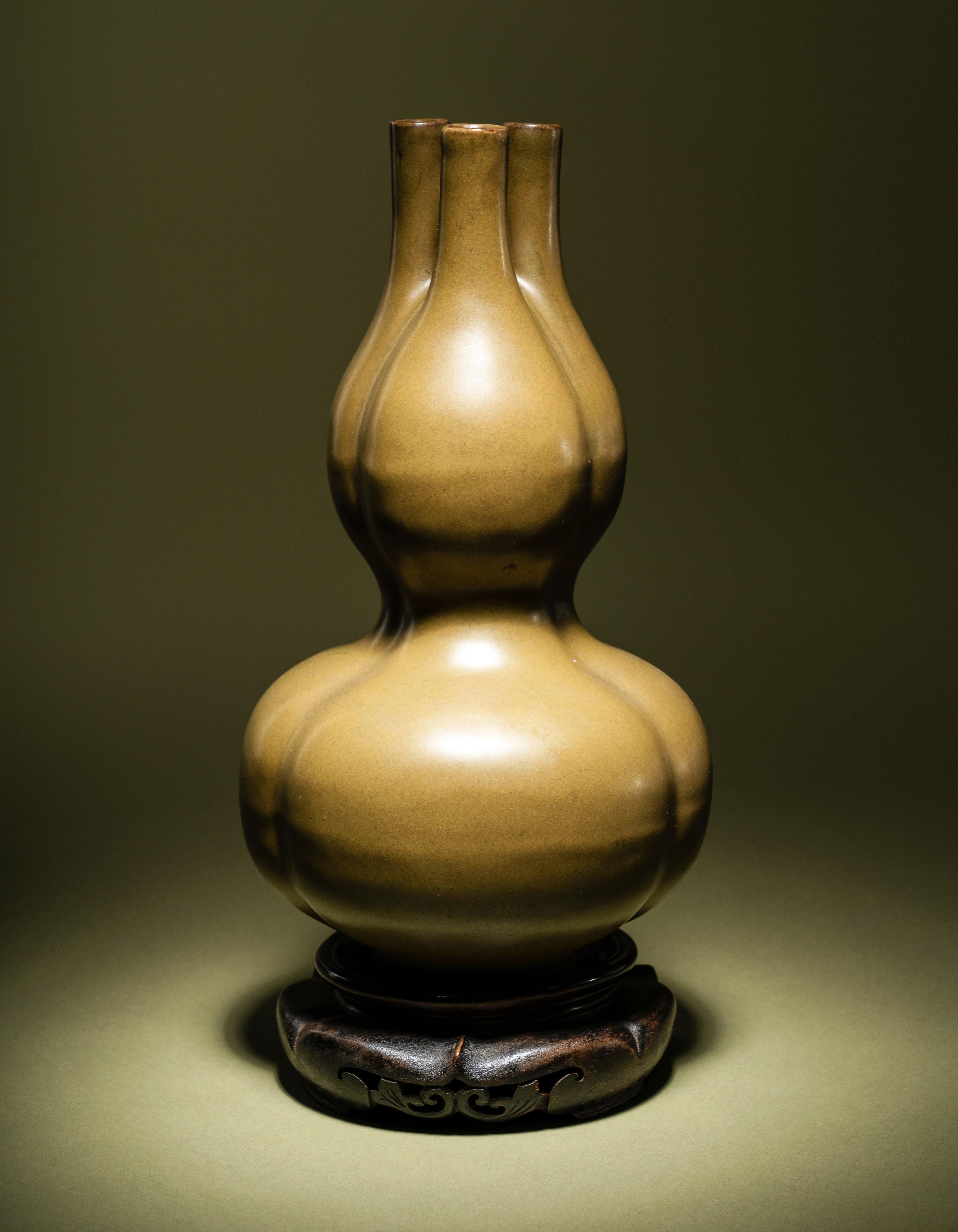 A Teadust Glazed Porcelain Triple-Neck Gourd Vase