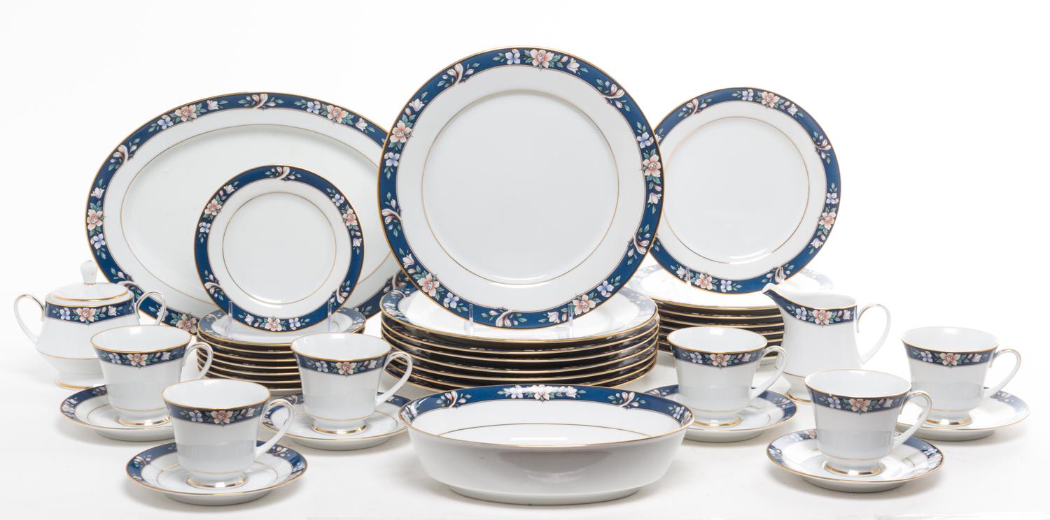 A Noritake Porcelain Dinnerware Set for Eight Diameter of dinner plate 12 inches. — LATE 20TH CENTURY