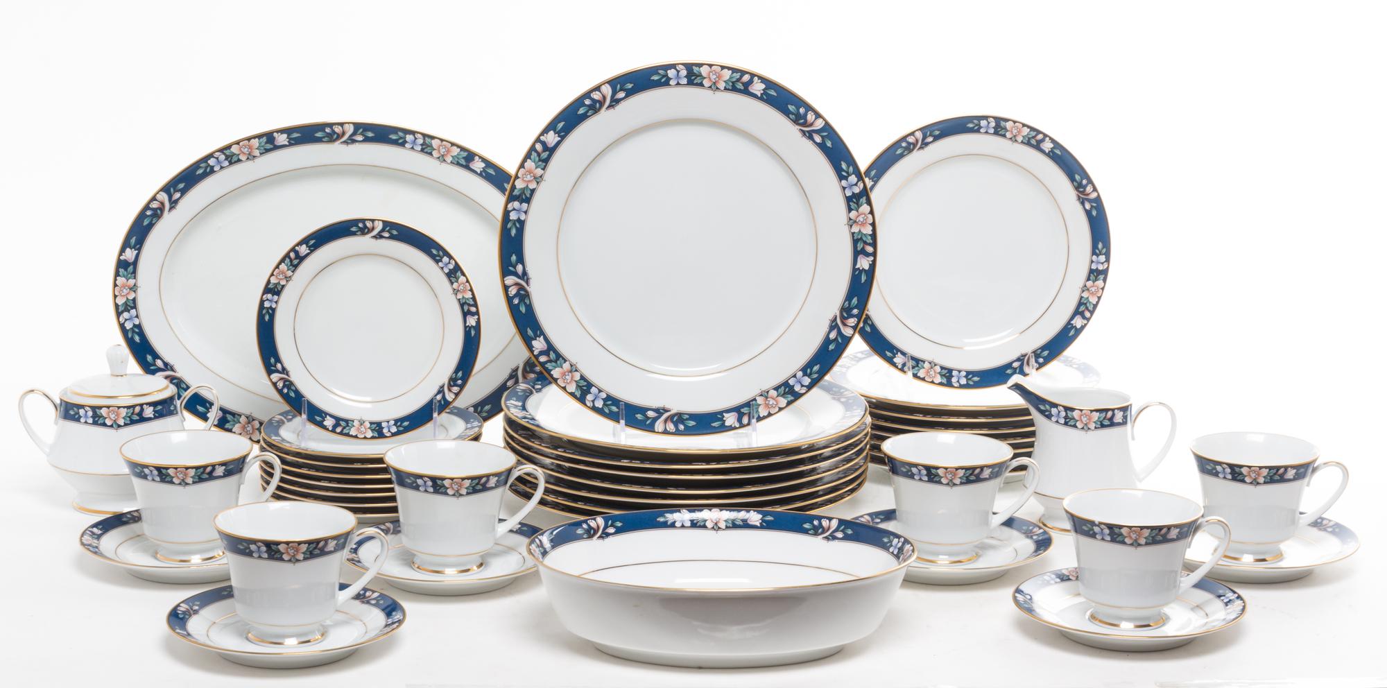 A Noritake Porcelain Dinnerware Set for Eight Diameter of dinner plate 12 inches. — LATE 20TH CENTURY