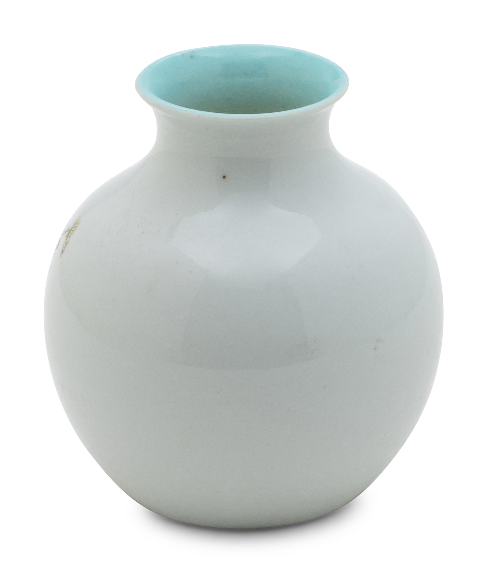 A Small Chinese Famille Rose Porcelain Jar