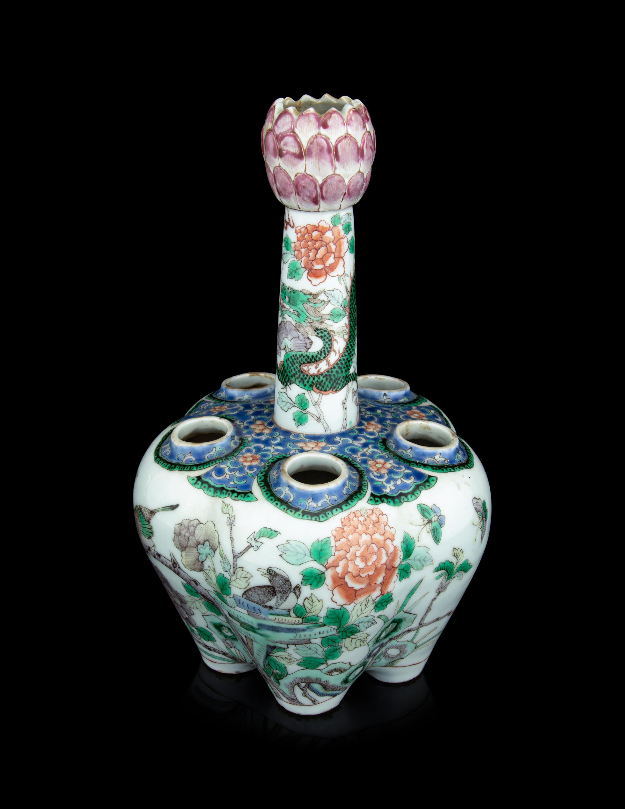 A Chinese Export Famille Verte Porcelain Six Spouted Tulip Vase