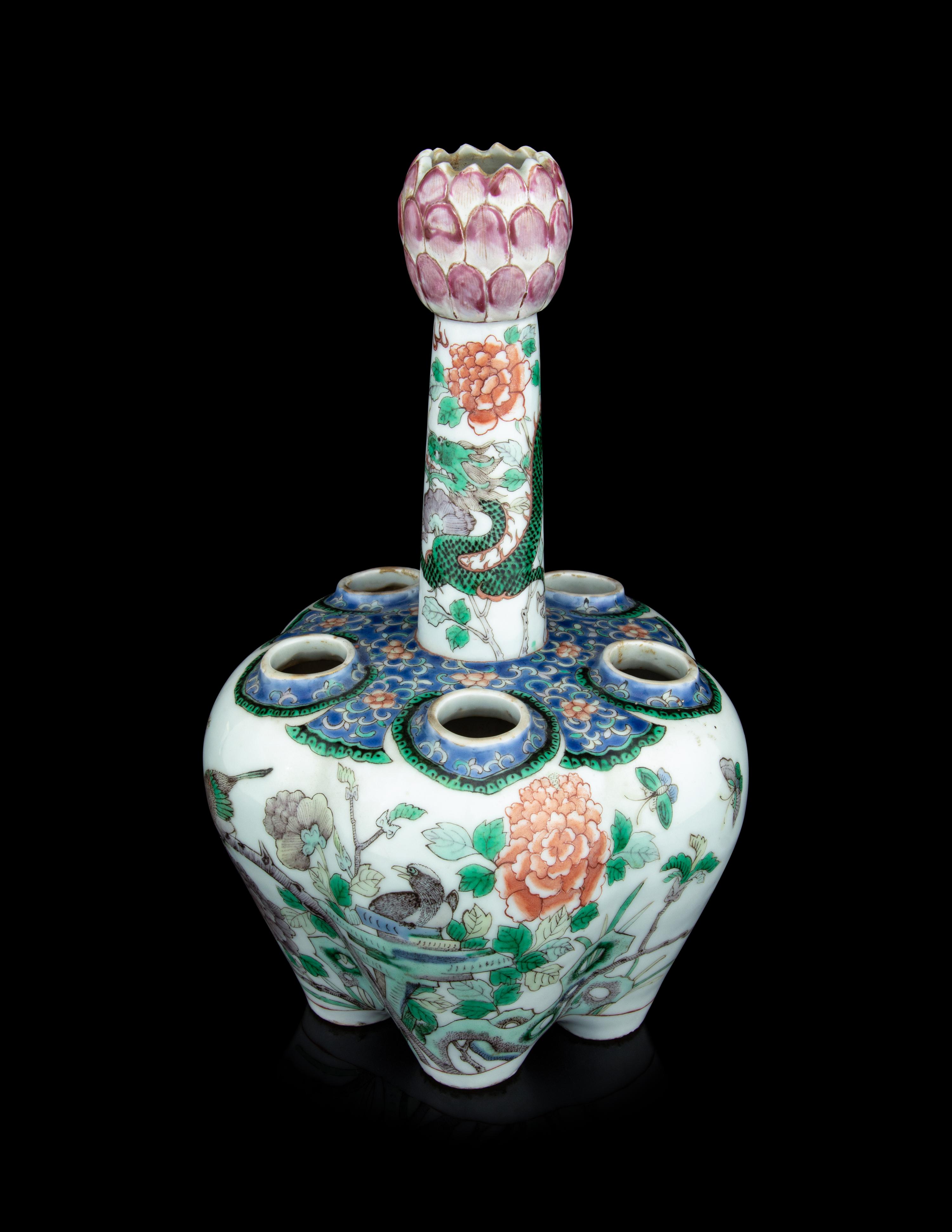 A Chinese Export Famille Verte Porcelain Six Spouted Tulip Vase