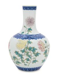 An Underglaze Blue and Famille Rose Porcelain 'Chrysanthemums' Globular Vase, Shangping