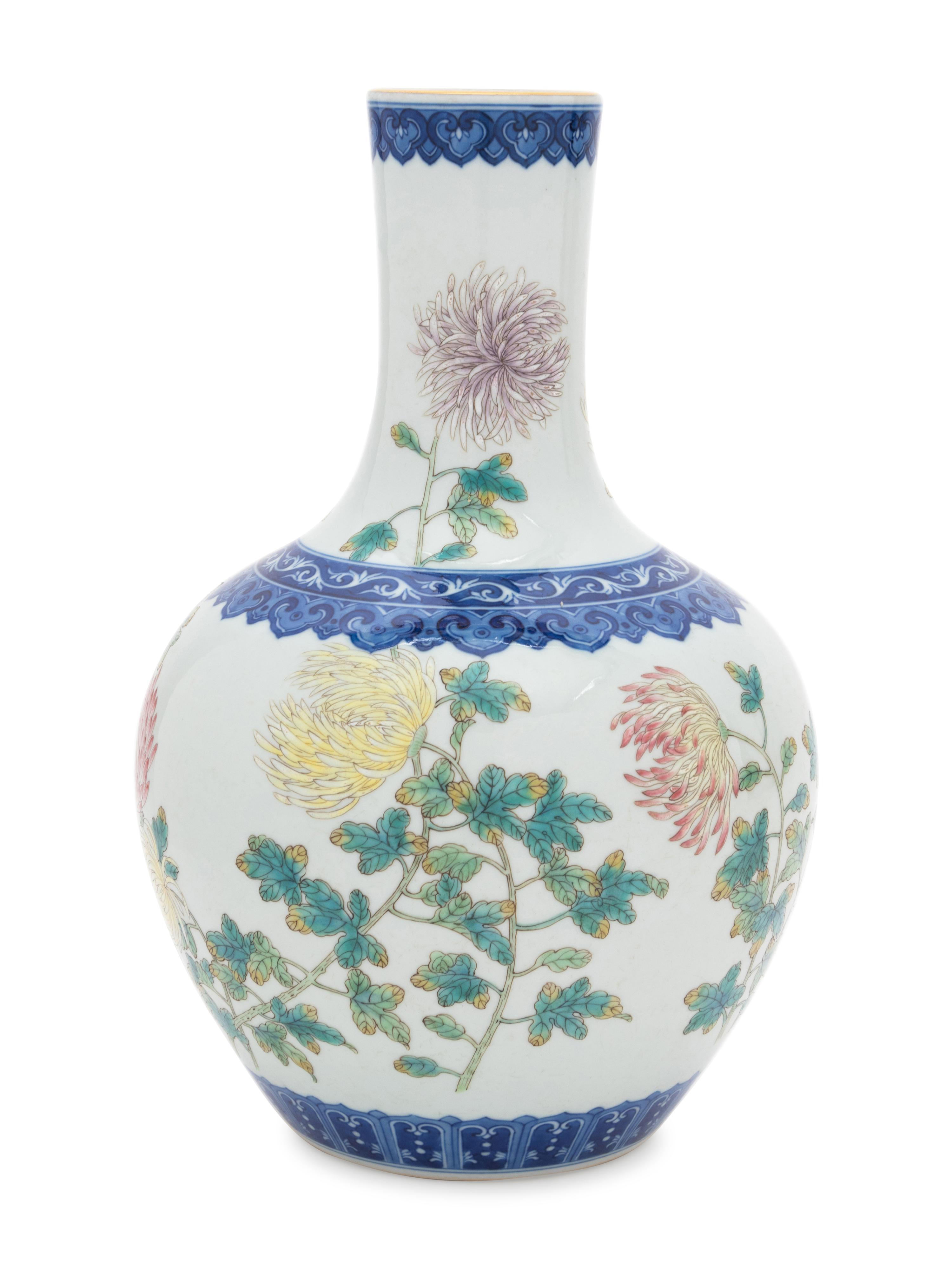 An Underglaze Blue and Famille Rose Porcelain 'Chrysanthemums' Globular Vase, Shangping