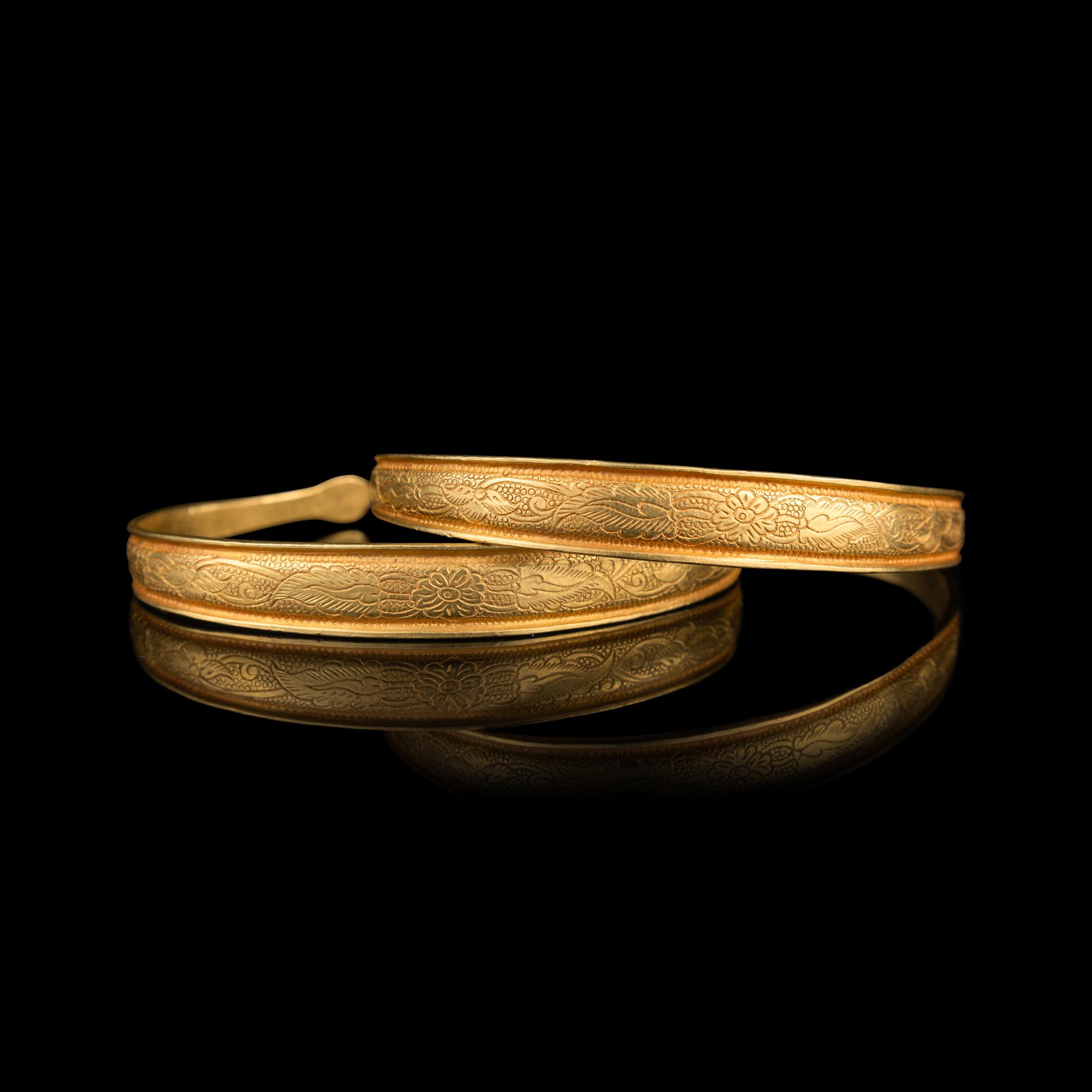 A Pair of Chinese Gold Bracelets, Qianzhuo, Liao Dynasty 遼 蛇首魚子地鏨花卉紋金鉗鐲一對