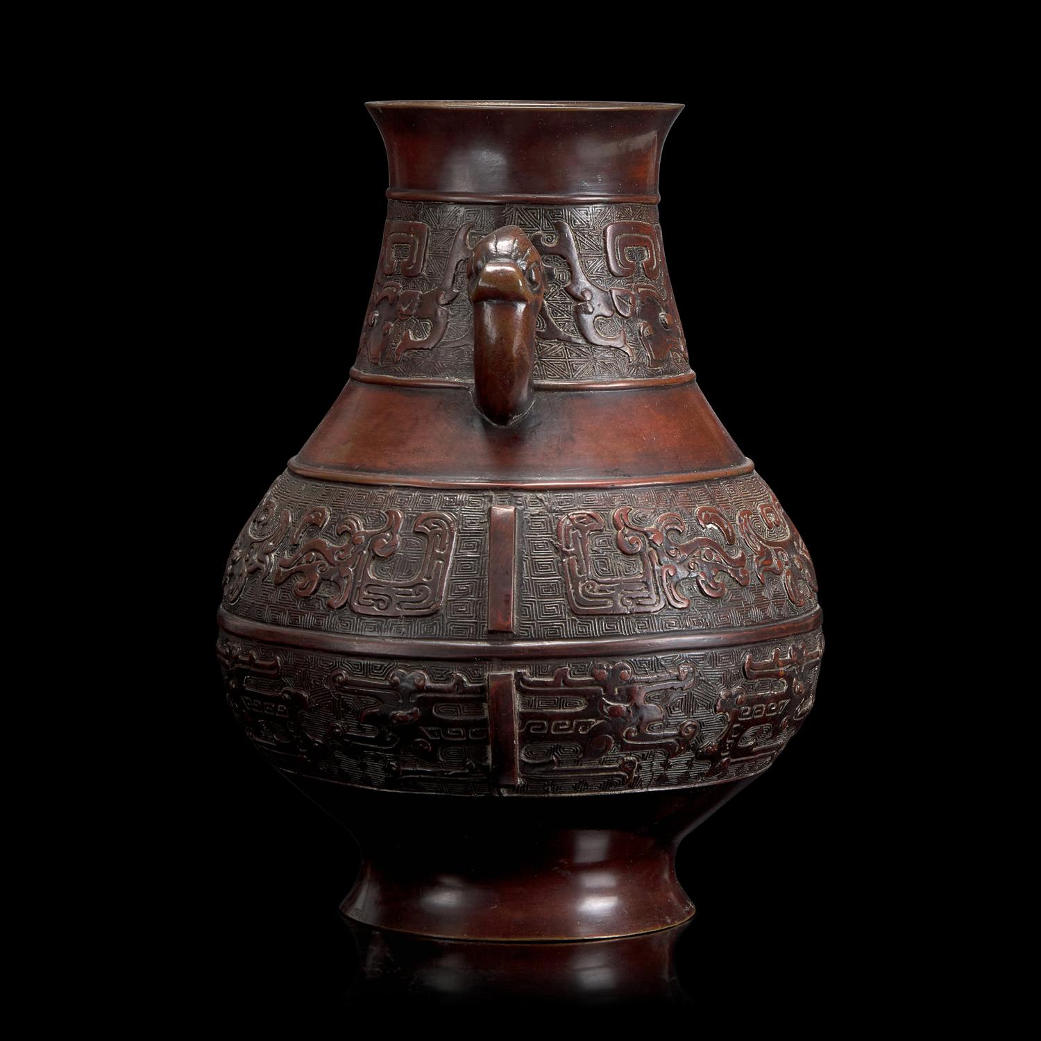 A Patinated Bronze Archaistic Vase, 19th/20th Century 晚清民國 仿古銅壺
