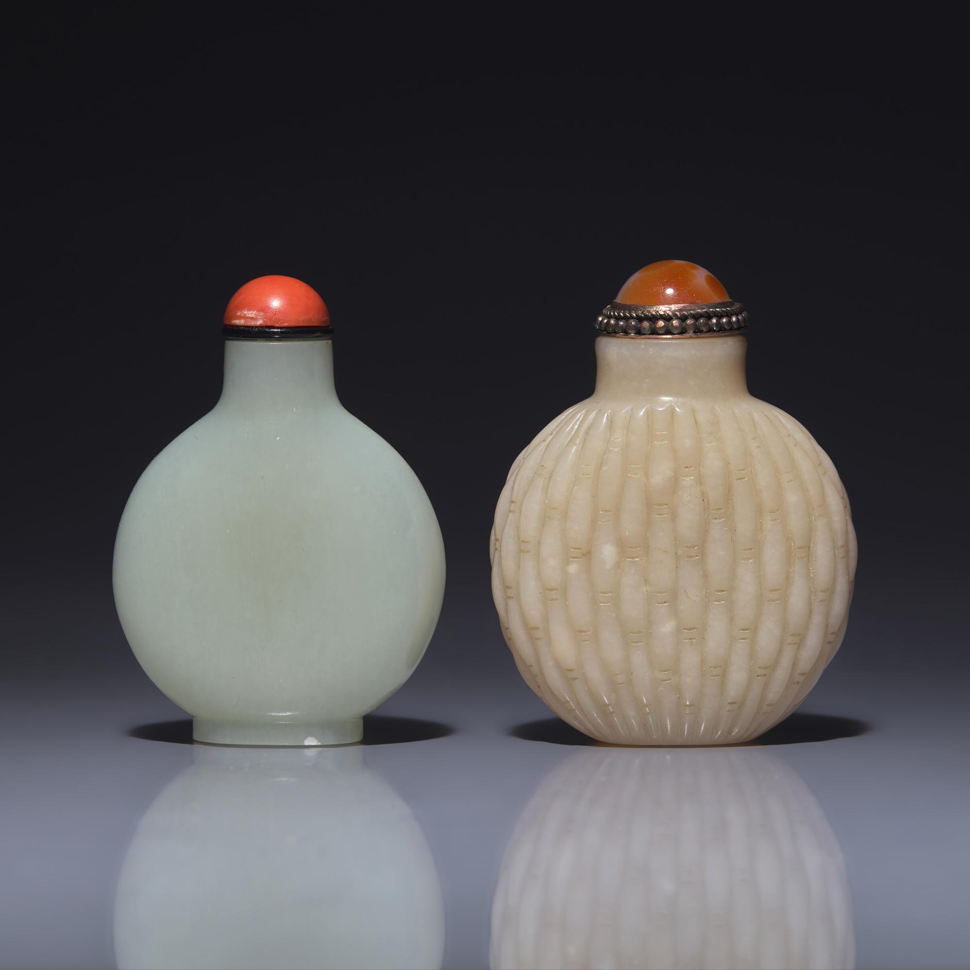 Two Chinese Jade Snuff Bottles, 18th-19th Century 清中期 白玉鼻烟壺兩支