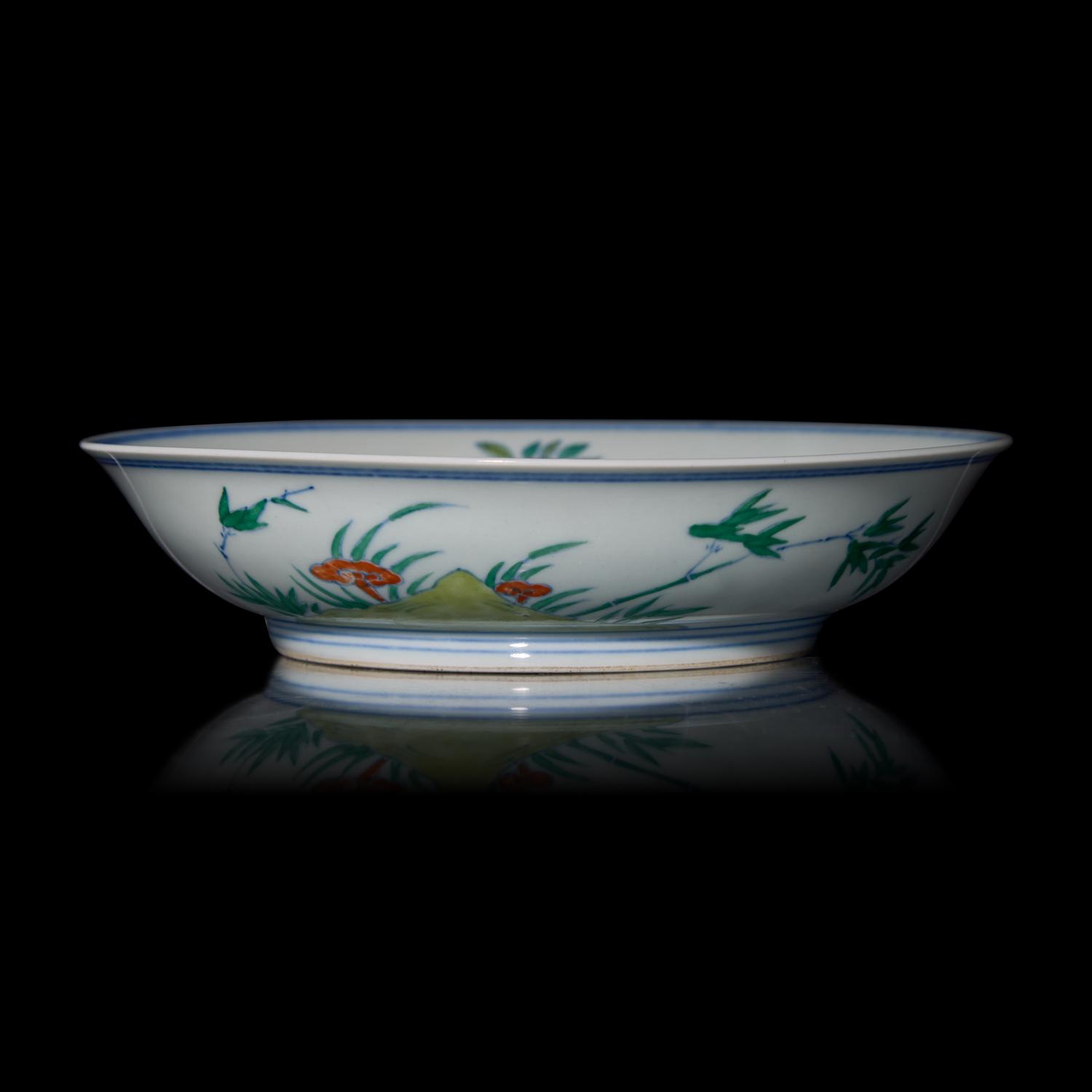 A Chinese Doucai Decorated Dish and a "Dragon" Jar and Cover 斗彩壽桃紋盤及綠釉龍紋蓋罐各一