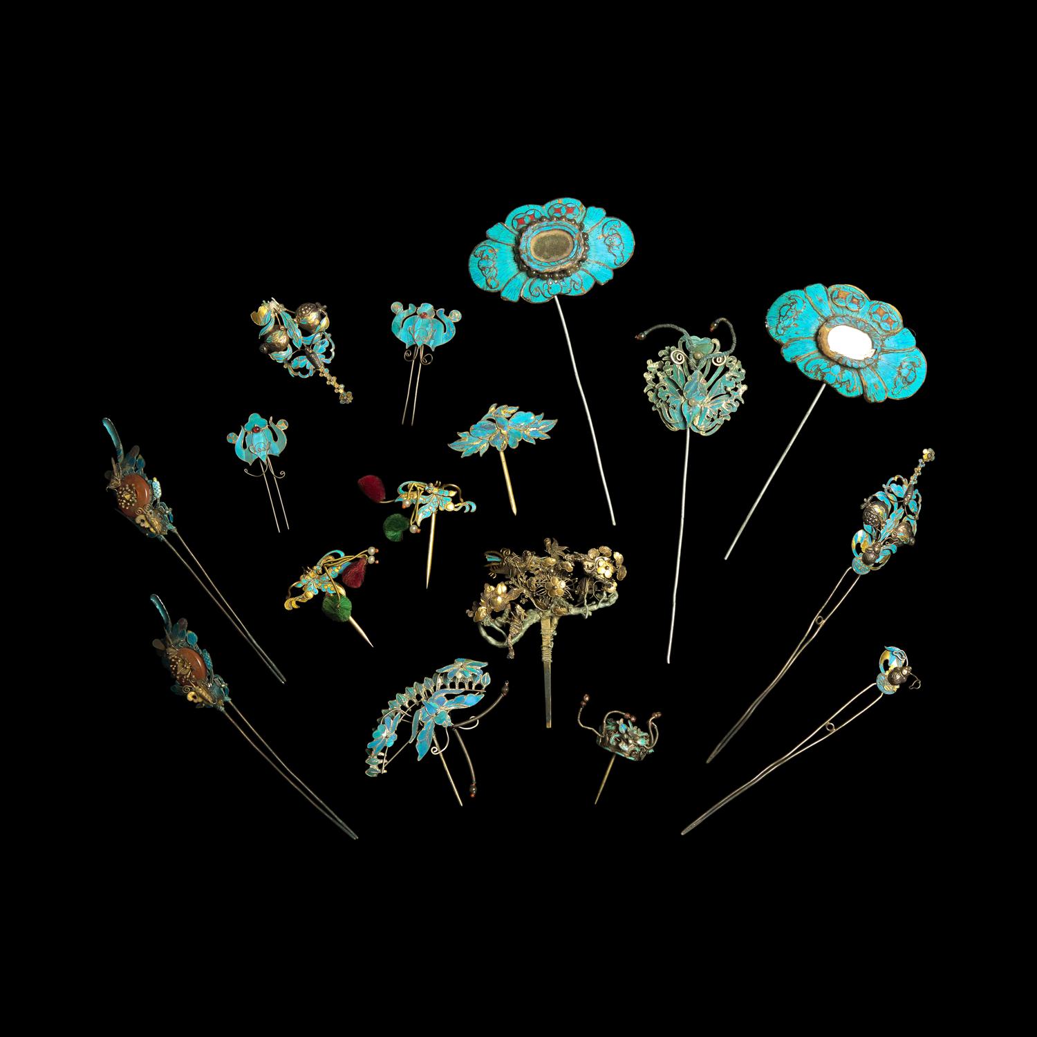 16 Chinese Kingfisher Feather Embellished and Blue Enameled Gilt Metal Hair Pins, 19th Century 清晚期 點翠、燒藍髮簪一組十六件