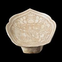 A Chinese Cizhou Stoneware 'Lotus' Pillow, Northern Song/Jin Dynasty 北宋/金 磁州窰珍珠地劃花蓮紋瓷枕