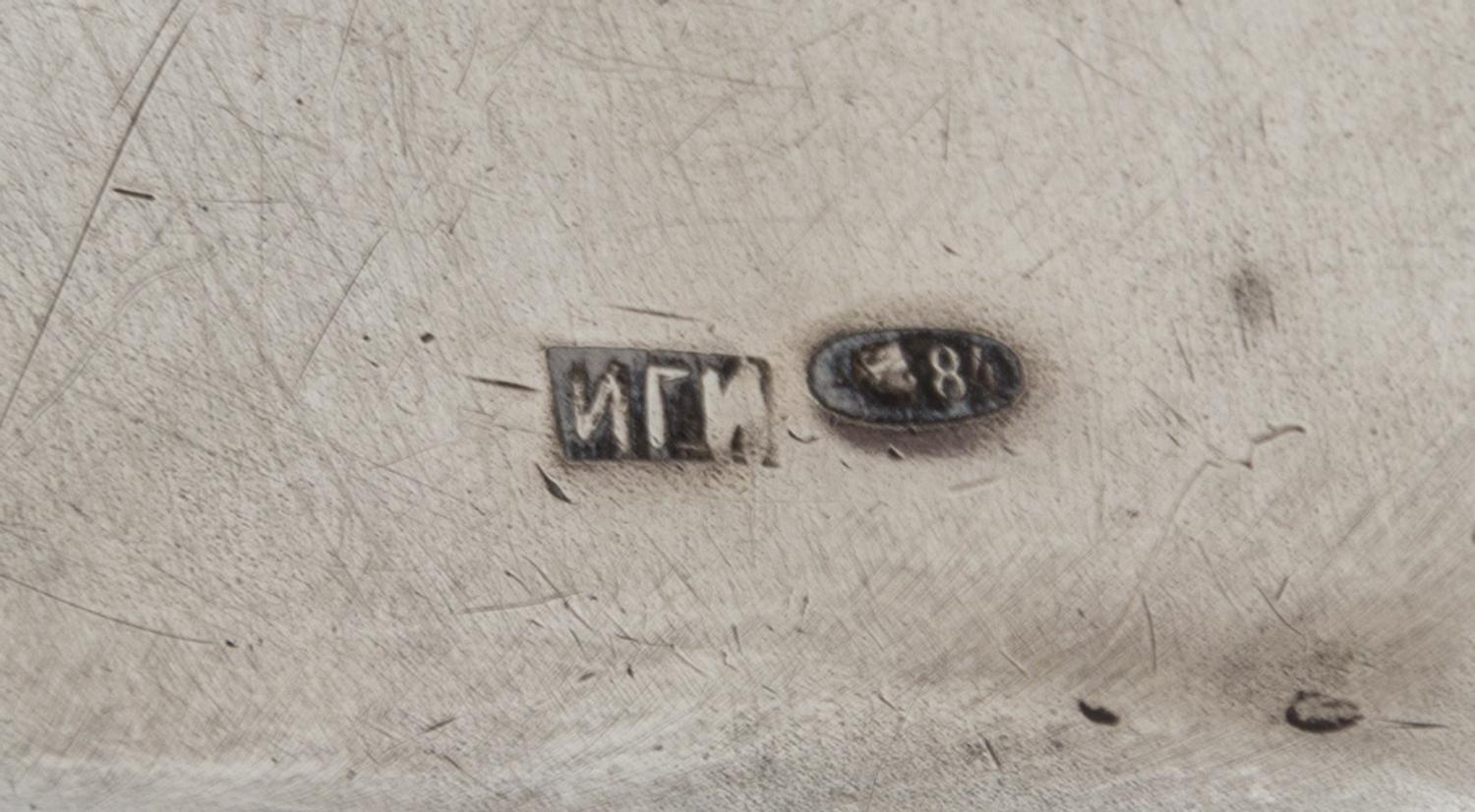 A Russian Silver Change Purse, Maker's mark Cyrillic IGI, Moscow, early 20th century, the front centered by an engraved cabin in a fore