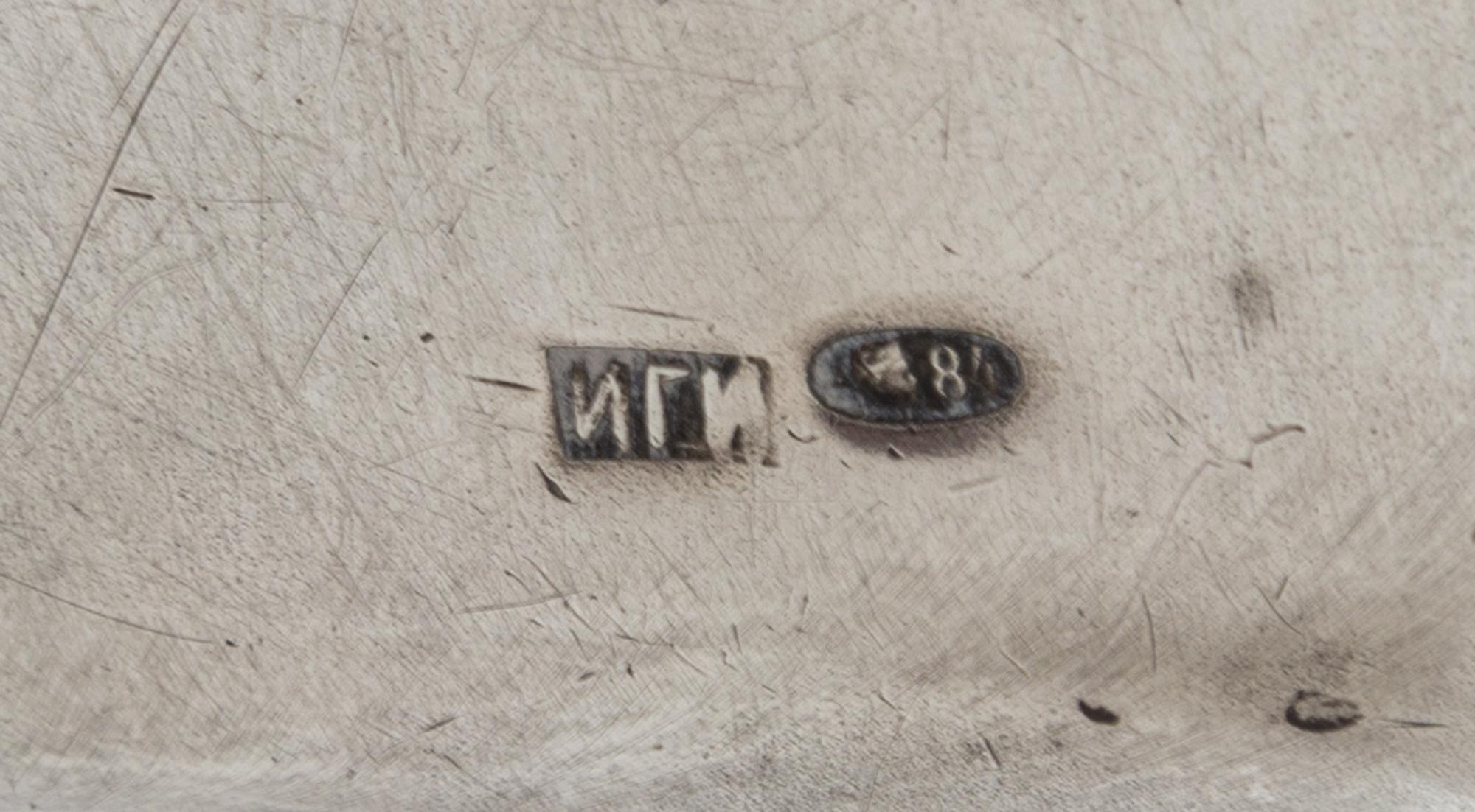 A Russian Silver Change Purse, Maker's mark Cyrillic IGI, Moscow, early 20th century, the front centered by an engraved cabin in a fore