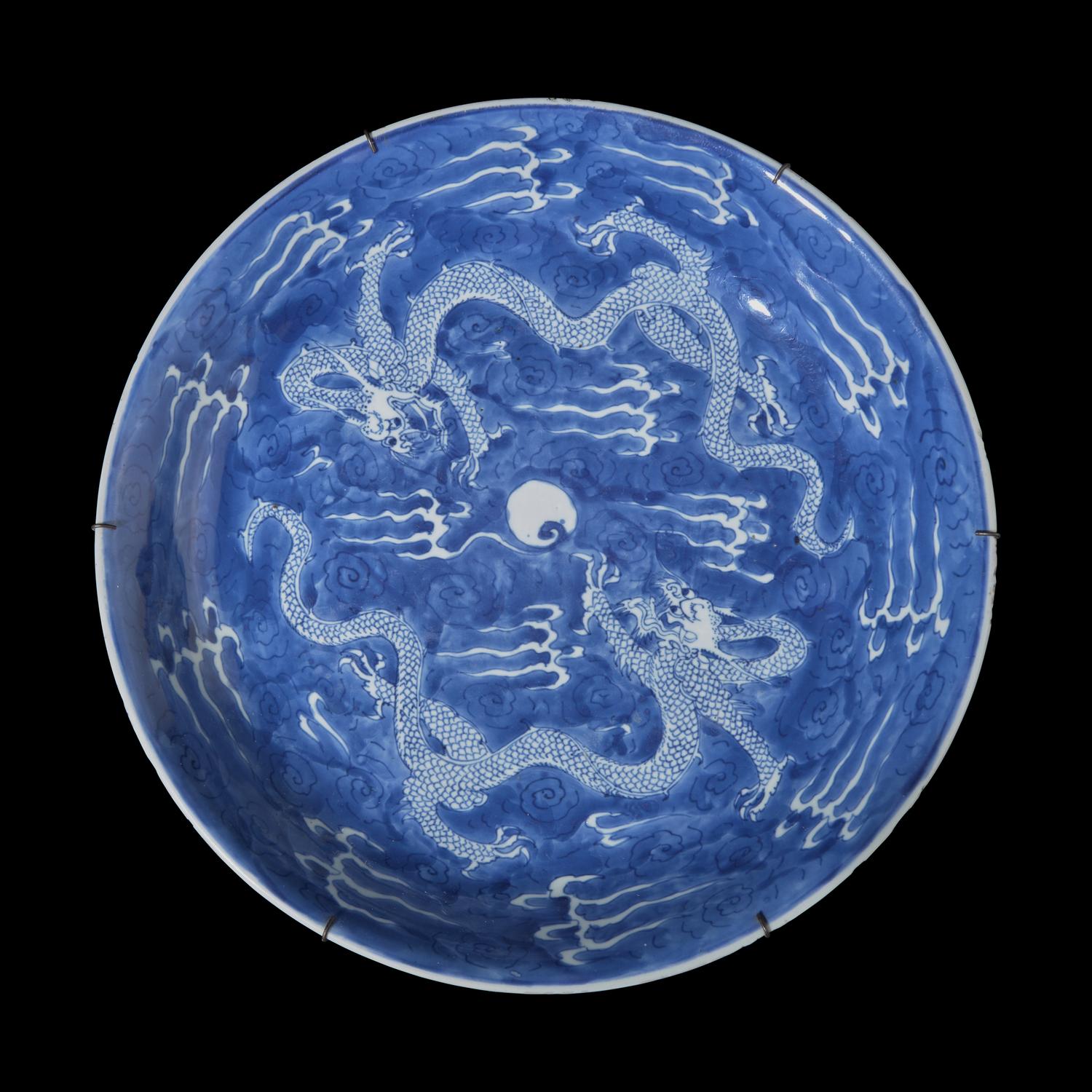 A Chinese Blue and White 'Dragons' Charger, Kangxi Period 清康熙 青花雙龍戲珠紋盤