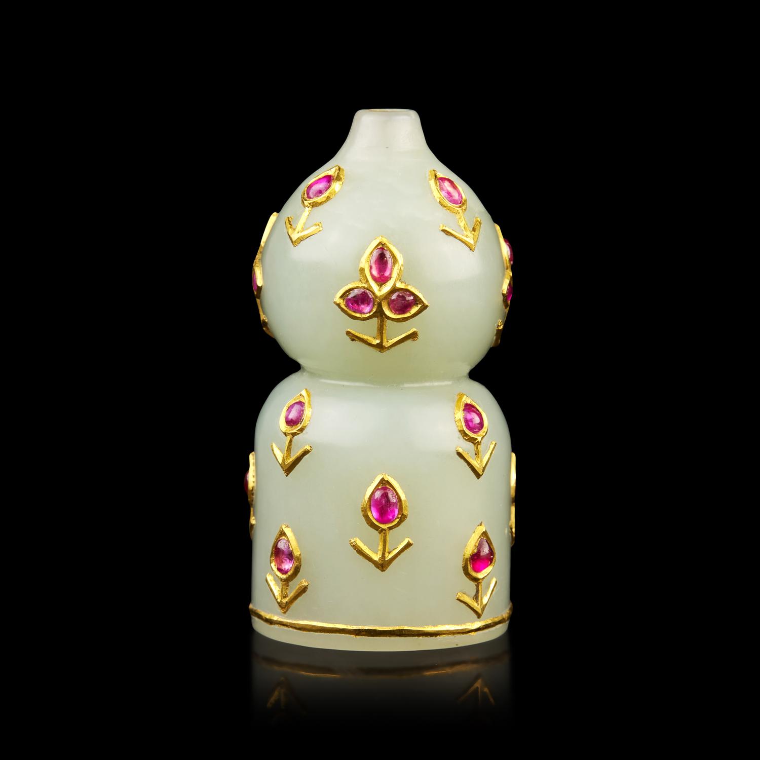 An Unusual Pale-celadon Jade Ruby-set Huqqa Mouthpiece, Mughal, Early 19th Century 莫臥爾王朝十九世紀初 青白玉嵌金紅寶石煙嘴