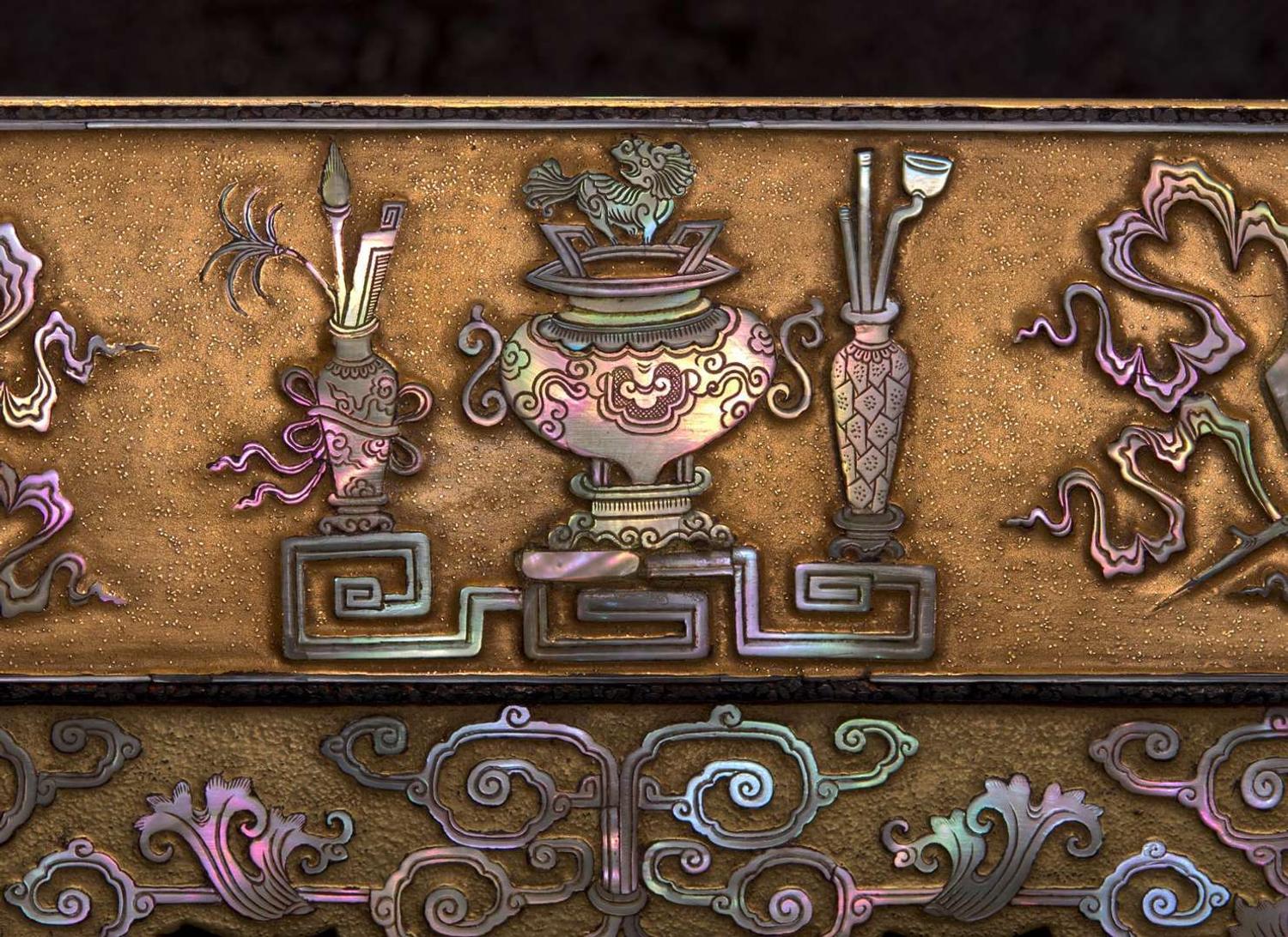 A finely executed Japanese mother of pearl-inlaid lacquer scholar's tray, Edo/early Meiji period 日本嵌貝母漆托盤 江戶至明治早