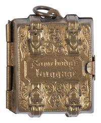 [EARLY PHOT.] Miniature wedding locket containing 12 photos of Tom Thumb & Lavinia Warren. Ca 1863.