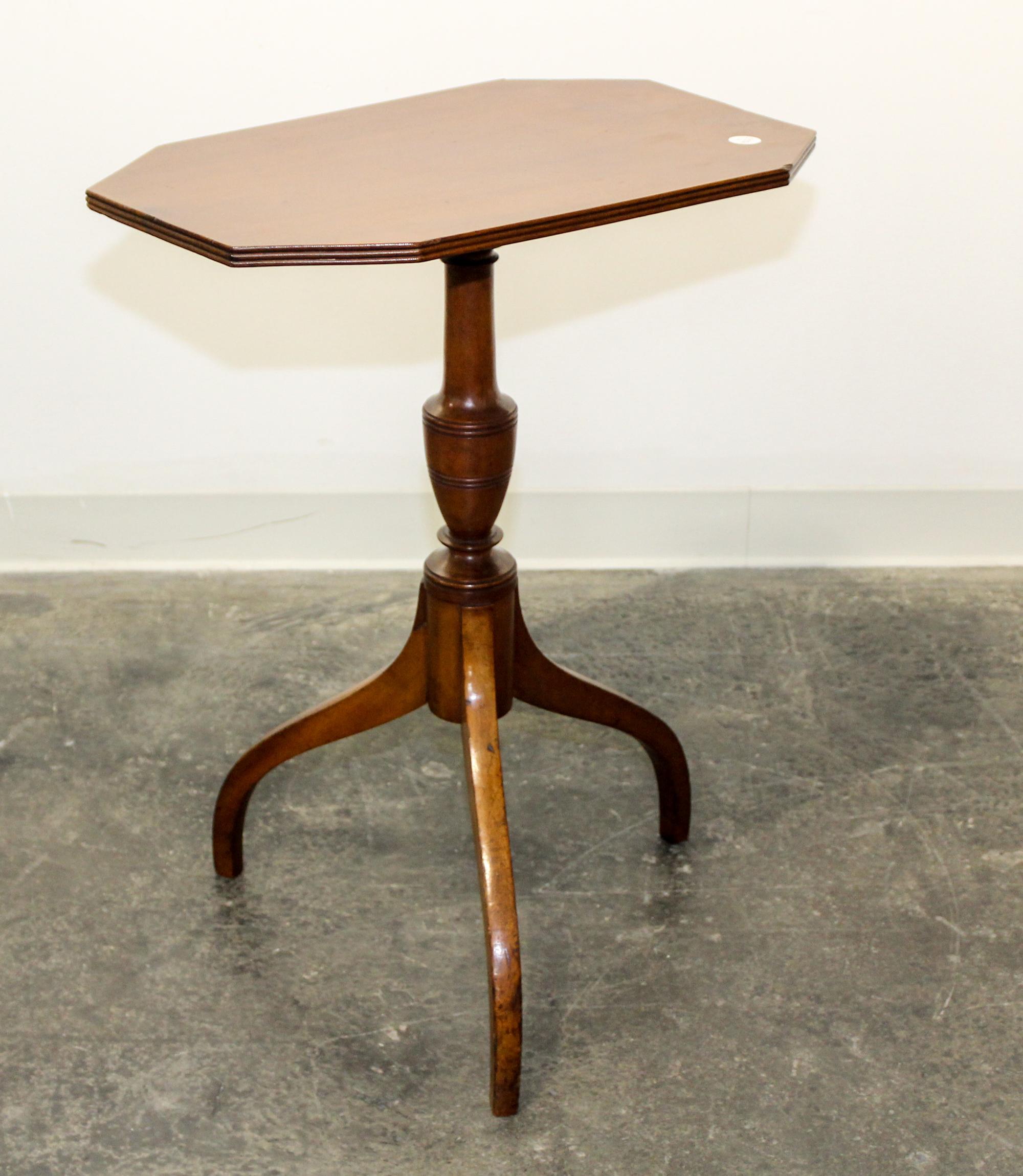 An American Cherry Tea Table Height 28 1/2 x width 22 x depth 13 7/8 inches. — 19TH CENTURY
