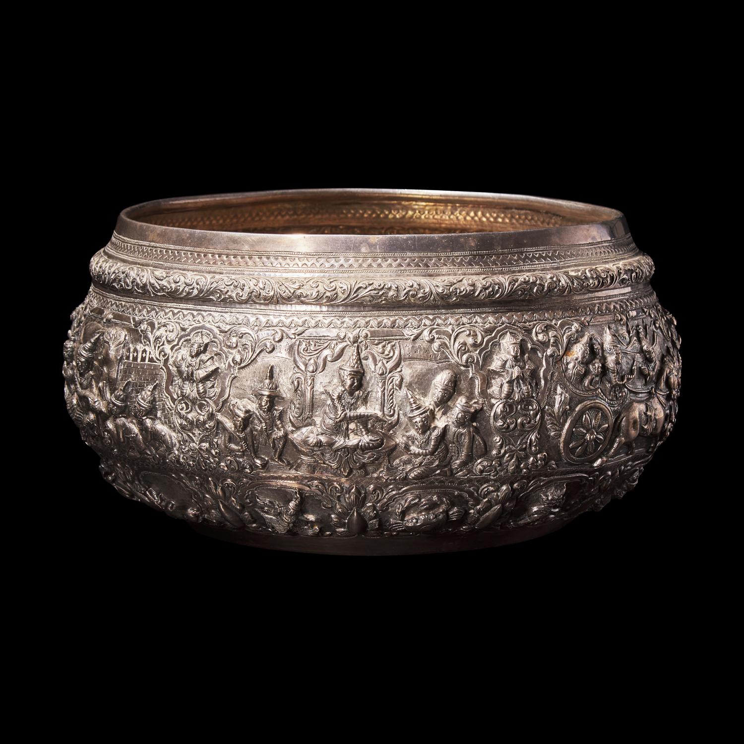 A Large Burmese Repousse Silver Offering Bowl, Late 19th-Early 20th Century 十九/二十世紀初 緬甸大銀缽