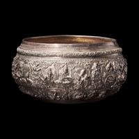 A Large Burmese Repousse Silver Offering Bowl, Late 19th-Early 20th Century 十九/二十世紀初 緬甸大銀缽