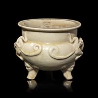 A Chinese White Glazed Tripod Incense Burner, Yuan to Ming Dynasty 元-明 白釉雙龍趕珠紋鬲式爐