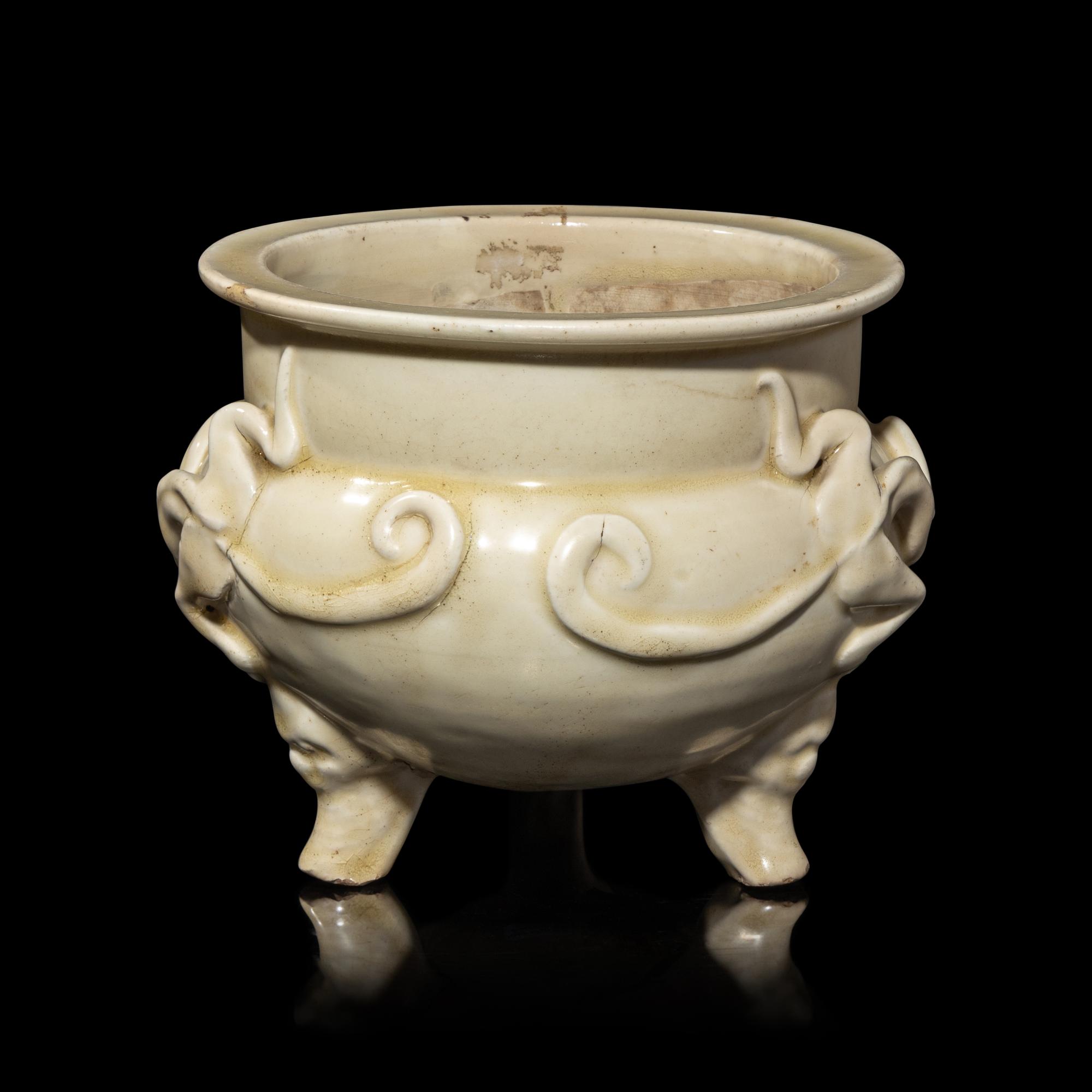 A Chinese White Glazed Tripod Incense Burner, Yuan to Ming Dynasty 元-明 白釉雙龍趕珠紋鬲式爐