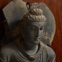 A carved schist figure of the seated Teaching Buddha, Ancient region of Gandhara, 2nd-3rd century 灰片岩雕像坐像 古犍陀羅地區，二至三世紀