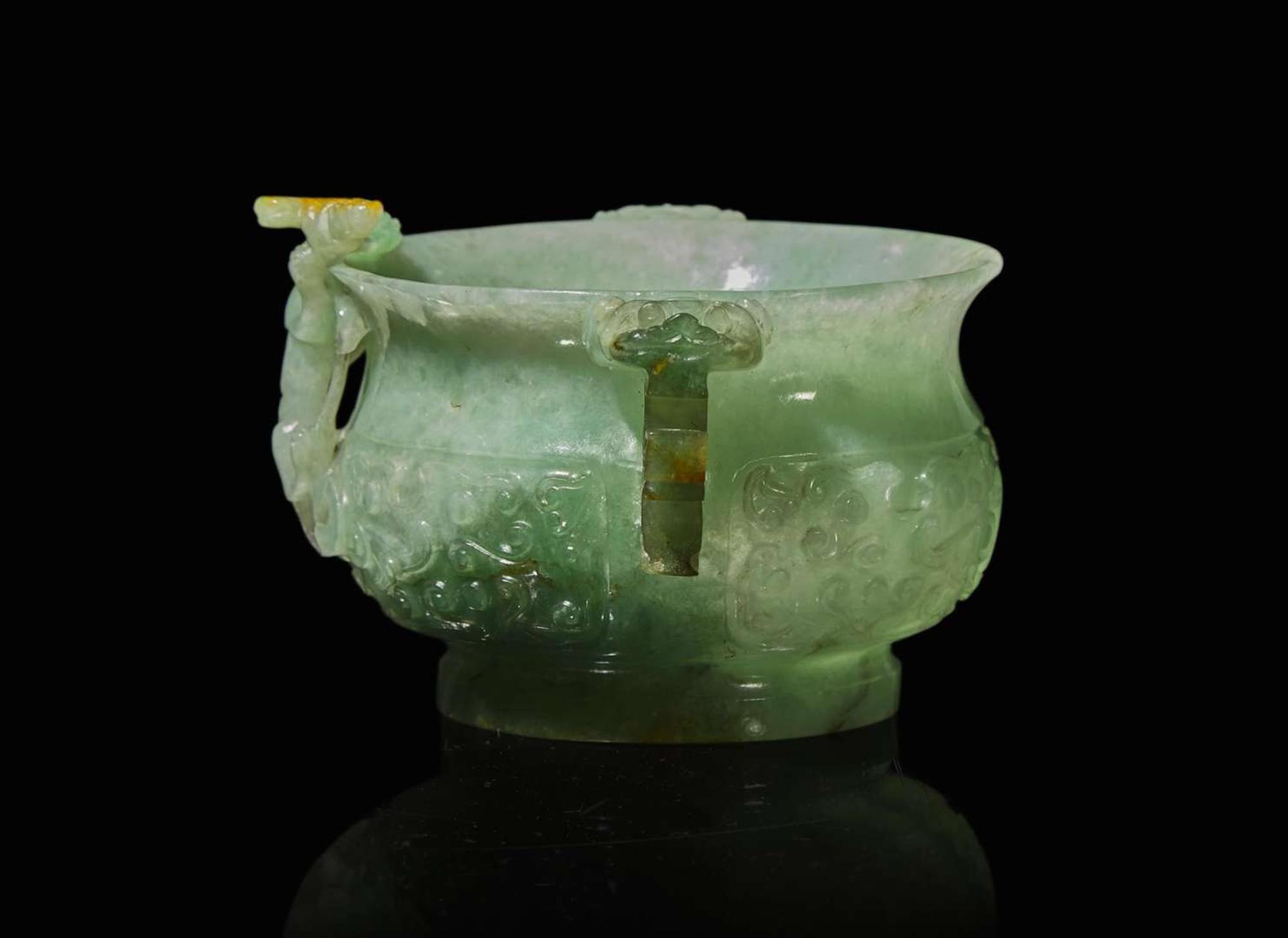 A Chinese carved jadeite archaistic censer 翡翠香爐