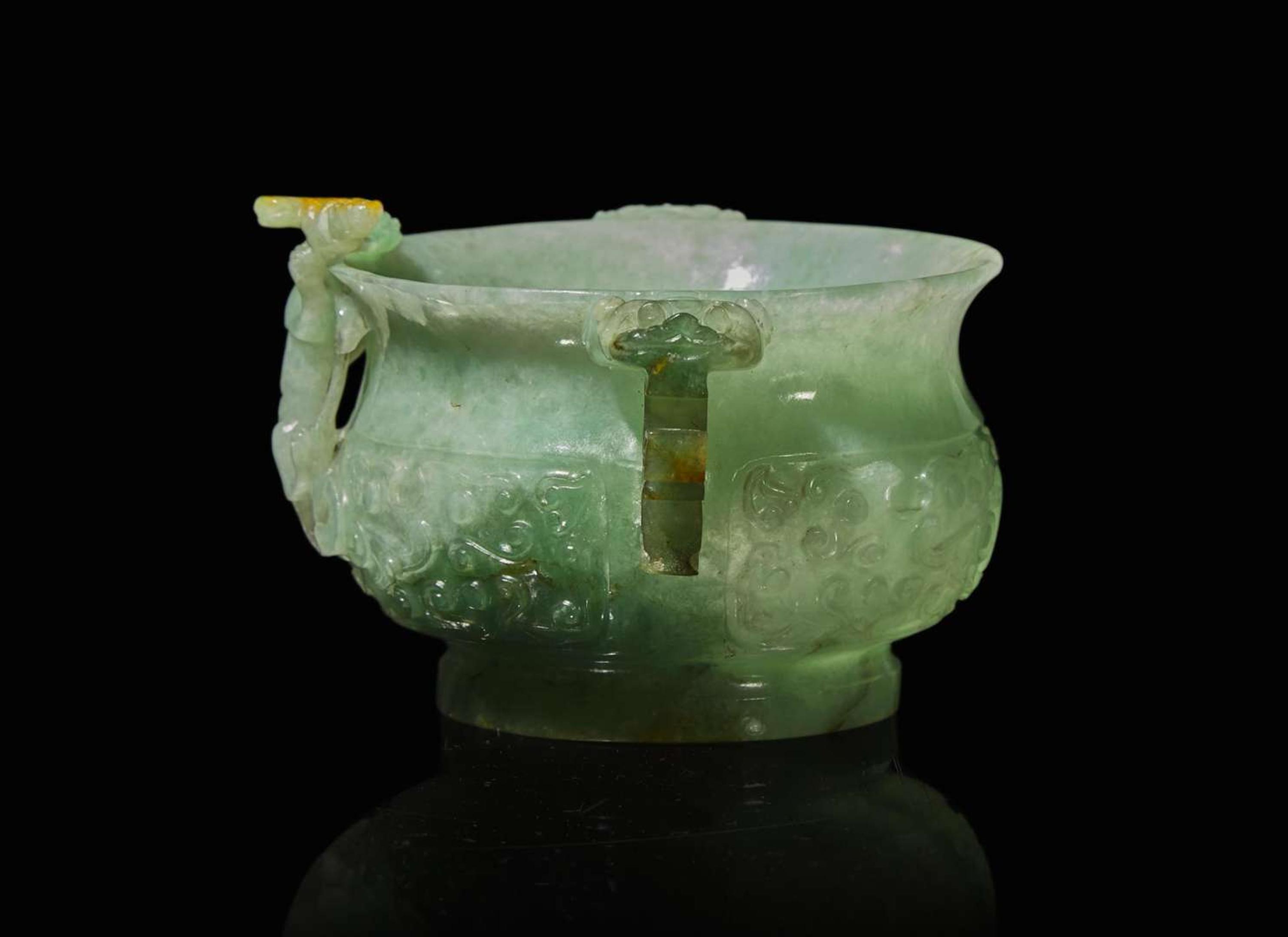 A Chinese carved jadeite archaistic censer 翡翠香爐
