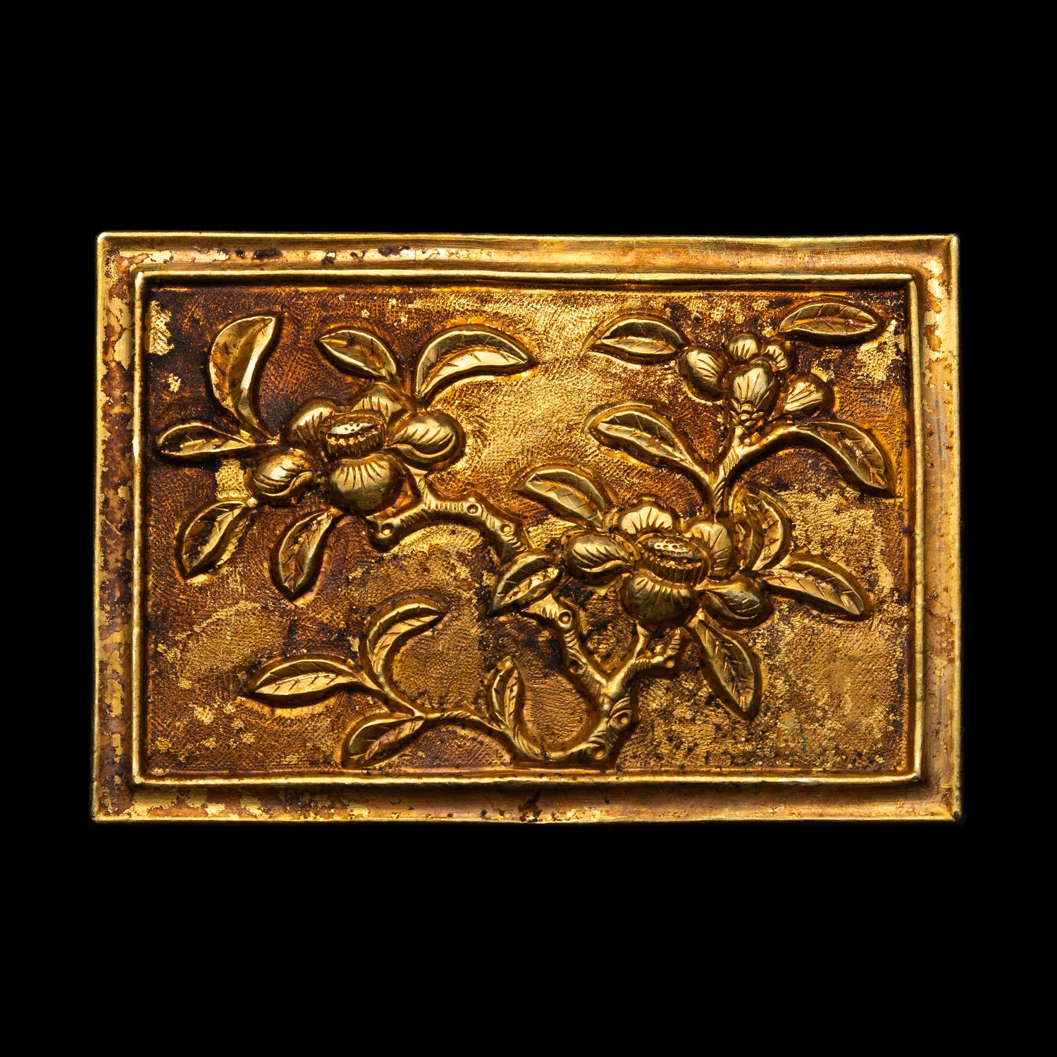 A Partial Set of Chinese Yellow Gold Belt Plaques, Ming Dynasty 明 四時花卉紋帶跨六件：三桃、兩排方、一小方（辅弼）