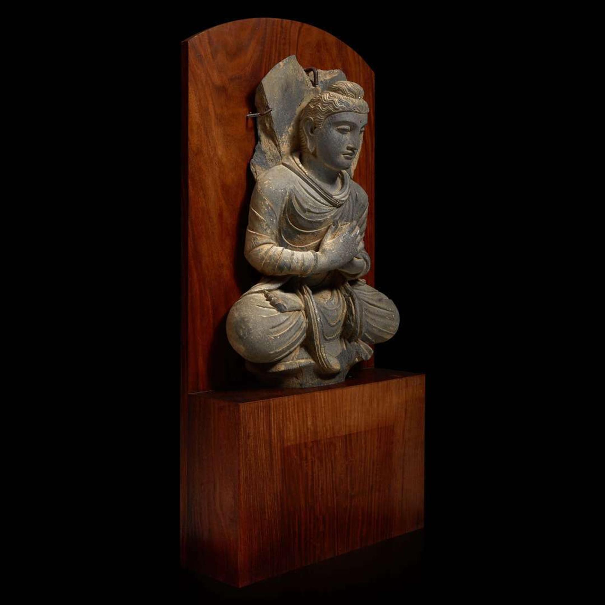 A carved schist figure of the seated Teaching Buddha, Ancient region of Gandhara, 2nd-3rd century 灰片岩雕像坐像 古犍陀羅地區，二至三世紀