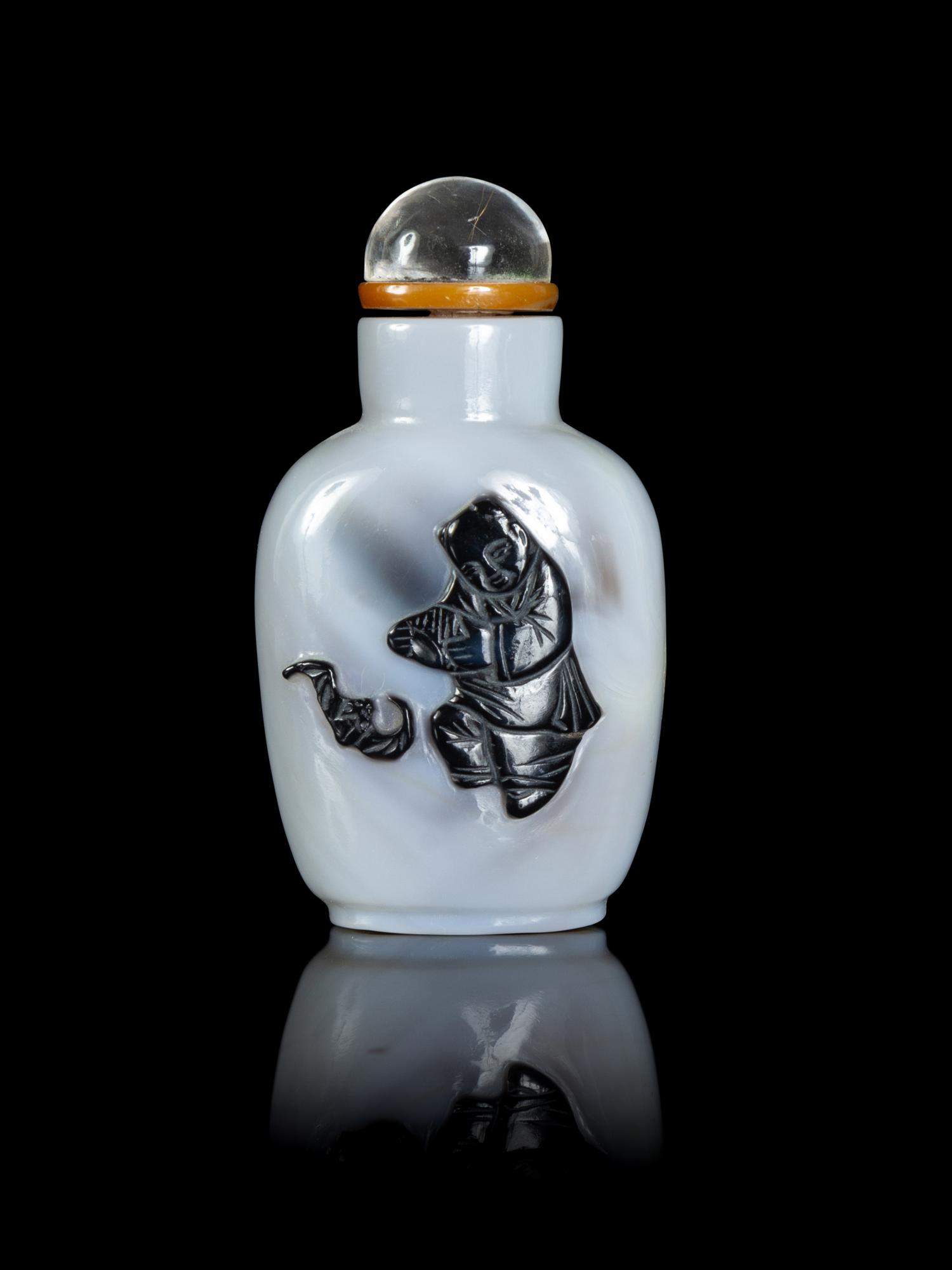 A Chinese Carved Agate Snuff Bottle