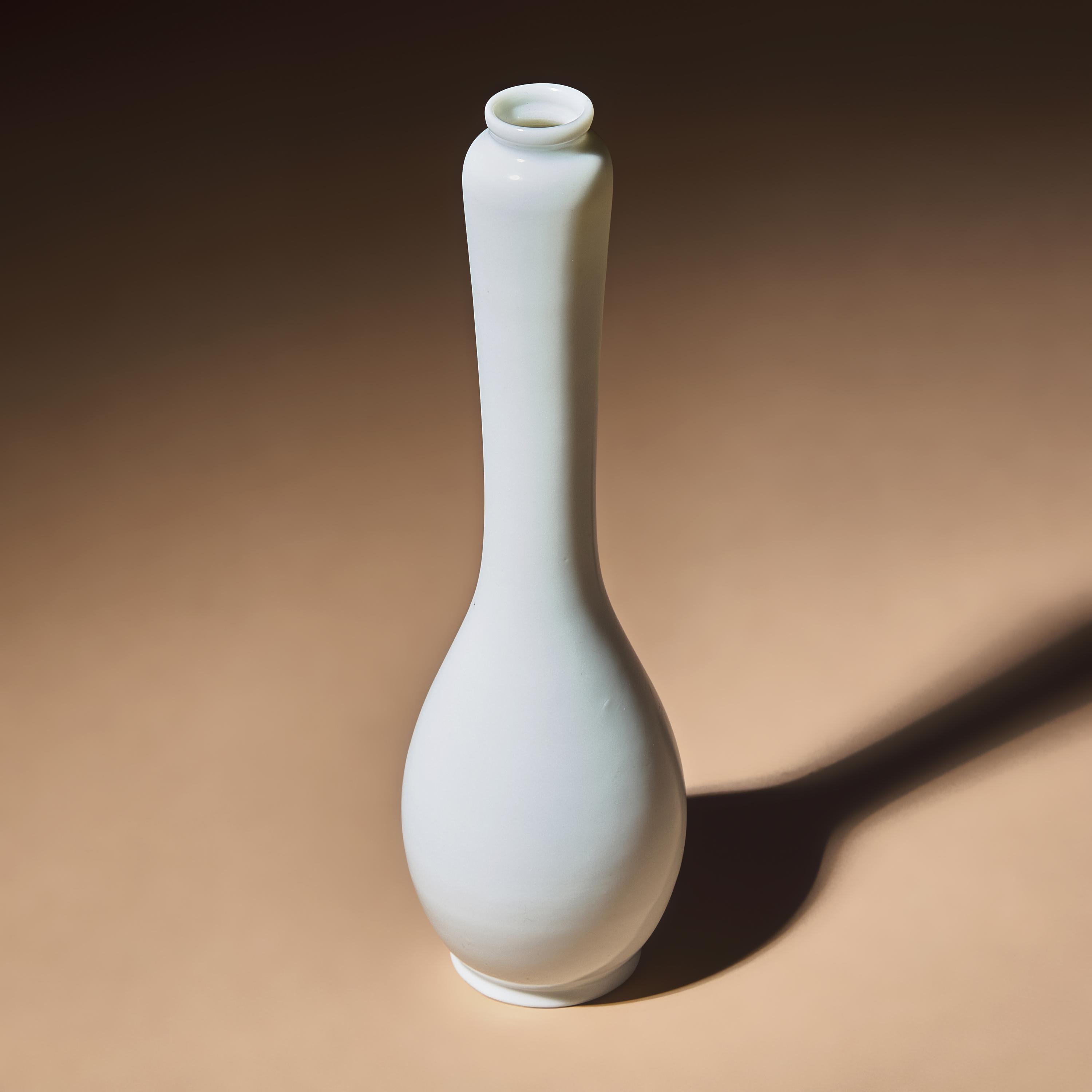 A Chinese Blanc-de-Chine Porcelain Vase, Late 17th-Early 18th Century — 清早中期 德化白瓷長頸瓶