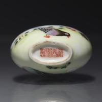 An Imperial Chinese Enameled Porcelain "Pigeons" Snuff Bottle, Qing Dynasty, Daoguang Mark and of The Period — 清道光 御製粉彩花鳥圖鼻煙壺