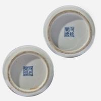 A mirrored pair of Chinese blue and white porcelain rouleau vases, mounted as lamps 青花人物纸槌瓶改装台灯一对 the porcelain late 19th/early 20th century ?????????????
