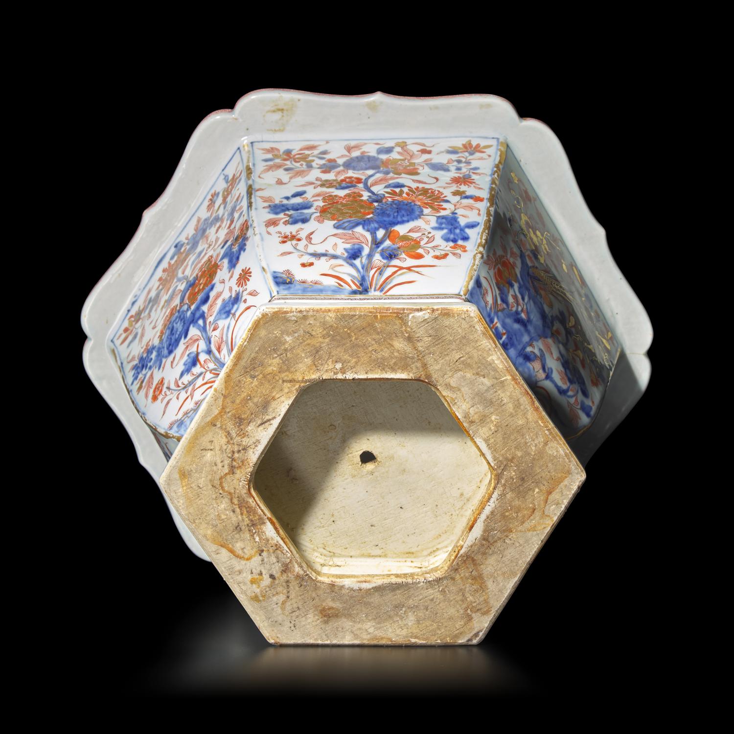 A Chinese Export "Imari" Palatte Hexagonal Jardiniere, Kangxi Period — 清康熙 外銷伊萬裡式花鳥圖六方形花盆