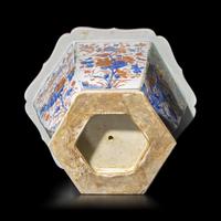 A Chinese Export "Imari" Palatte Hexagonal Jardiniere, Kangxi Period — 清康熙 外銷伊萬裡式花鳥圖六方形花盆