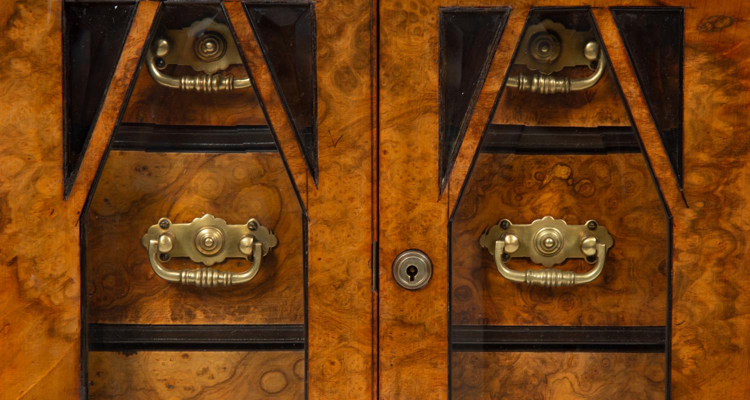 An English Burl Walnut Gentleman's Jewelry Case