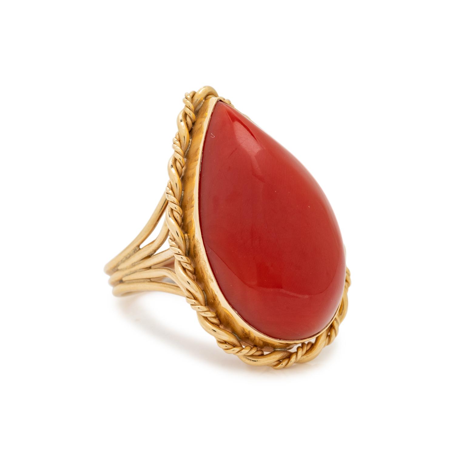 YELLOW GOLD AND CORAL RING