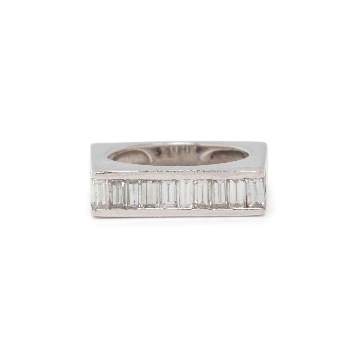WHITE GOLD AND DIAMOND RING