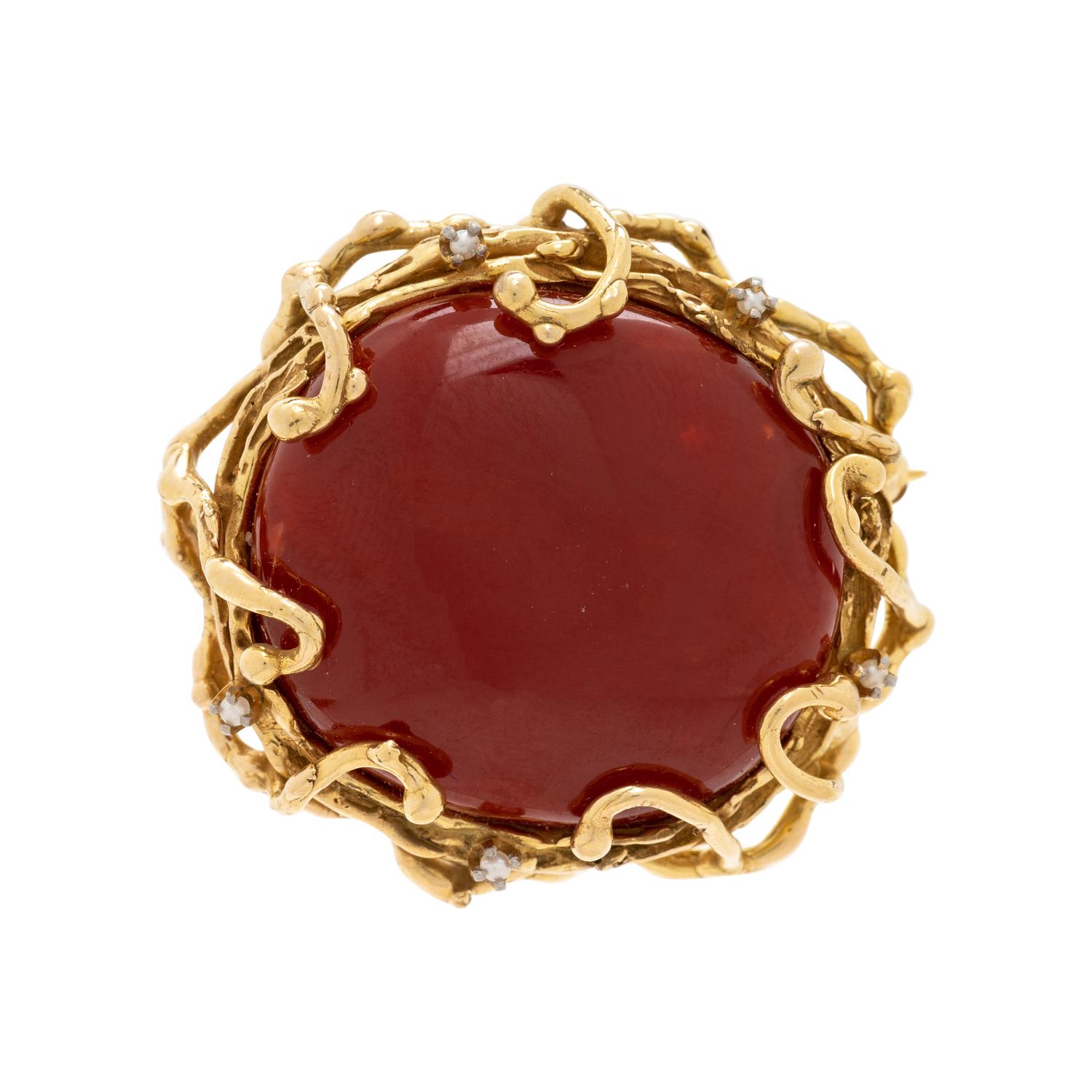 YELLOW GOLD AND CORAL BROOCH