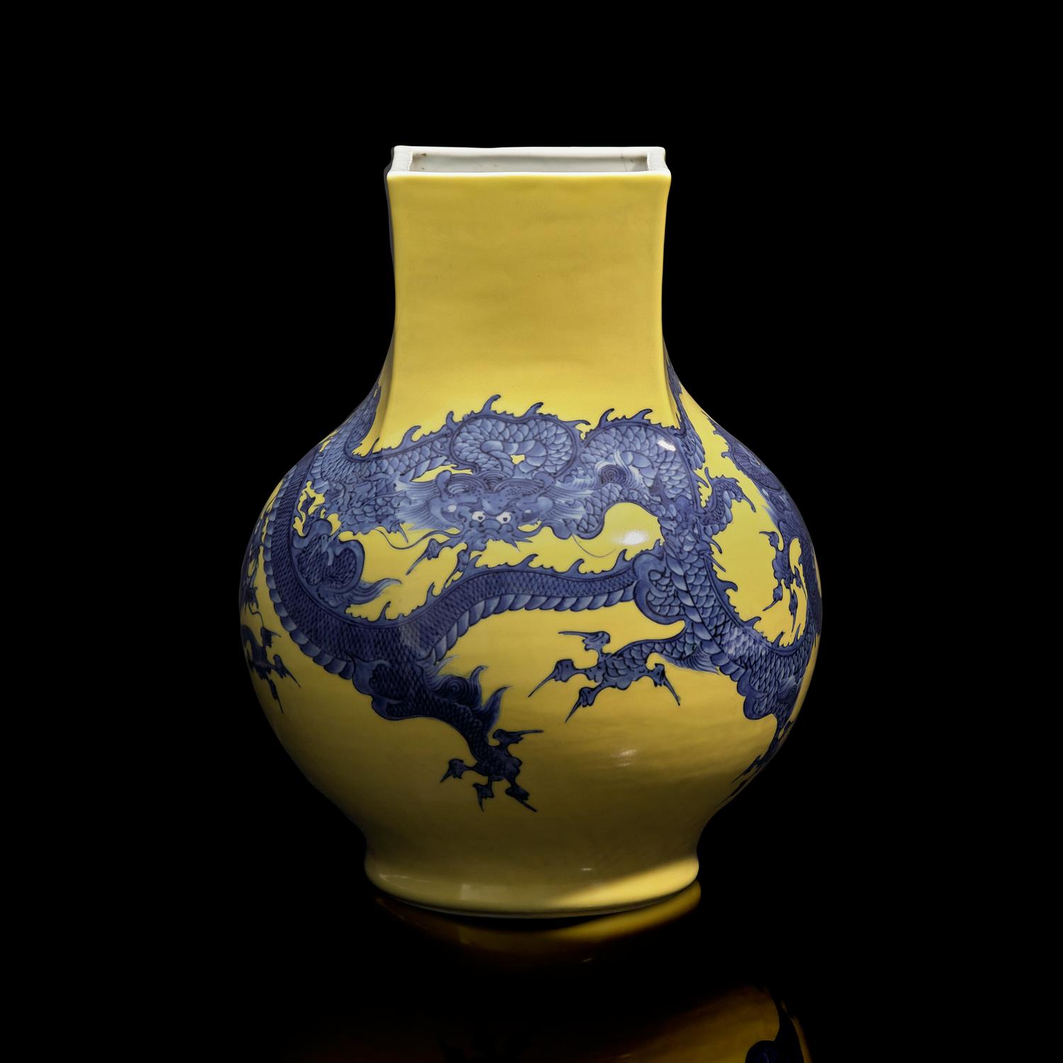A Large Makuzu Kozan Yellow Ground "Dragons" Vase, Late 19th to First Part 20th Century 十九至二十世紀 宮川香山製黃釉青花龍紋瓶