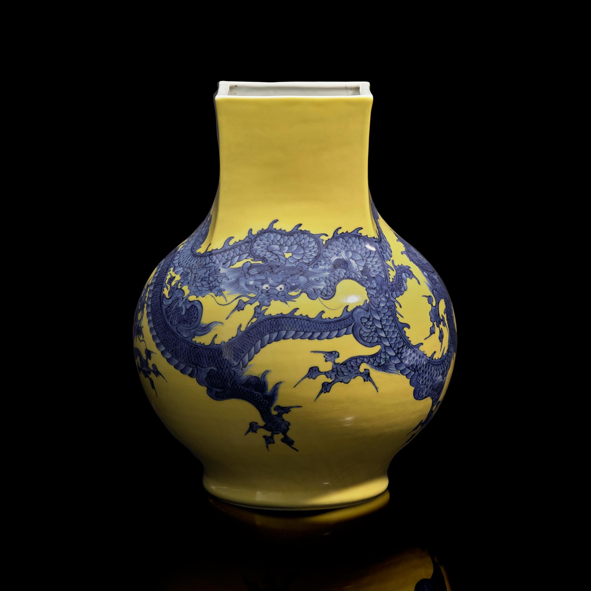 A Large Makuzu Kozan Yellow Ground "Dragons" Vase, Late 19th to First Part 20th Century 十九至二十世紀 宮川香山製黃釉青花龍紋瓶