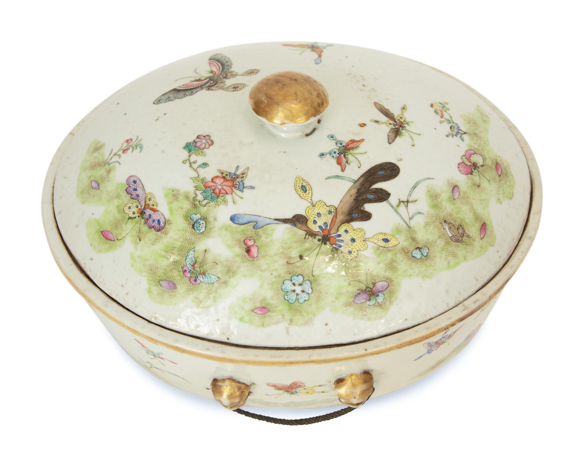 A Chinese Export Porcelain Covered Tureen