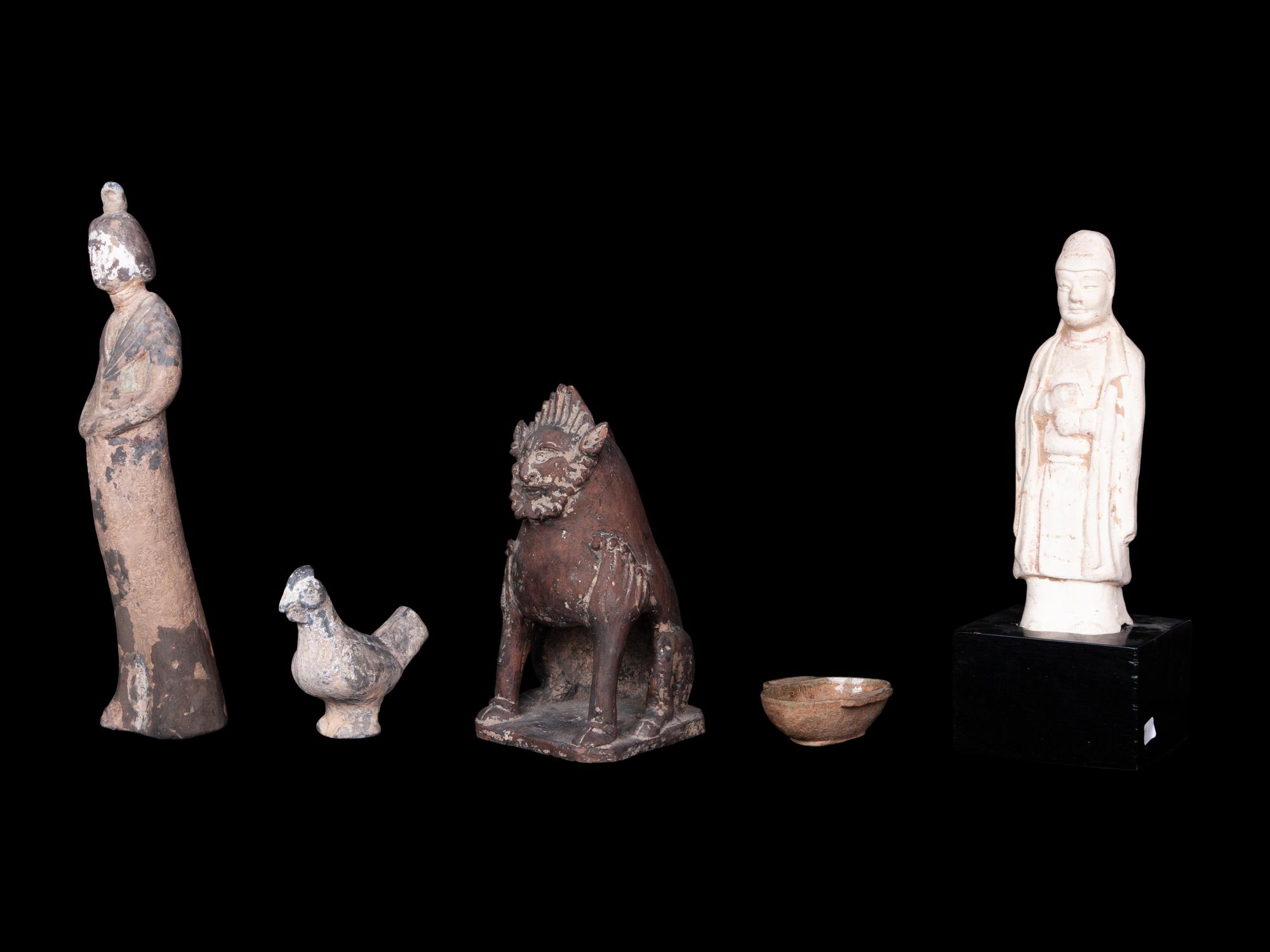 Four Chinese Pottery Tomb Figures and A Pottery Handled Cup, Erbei