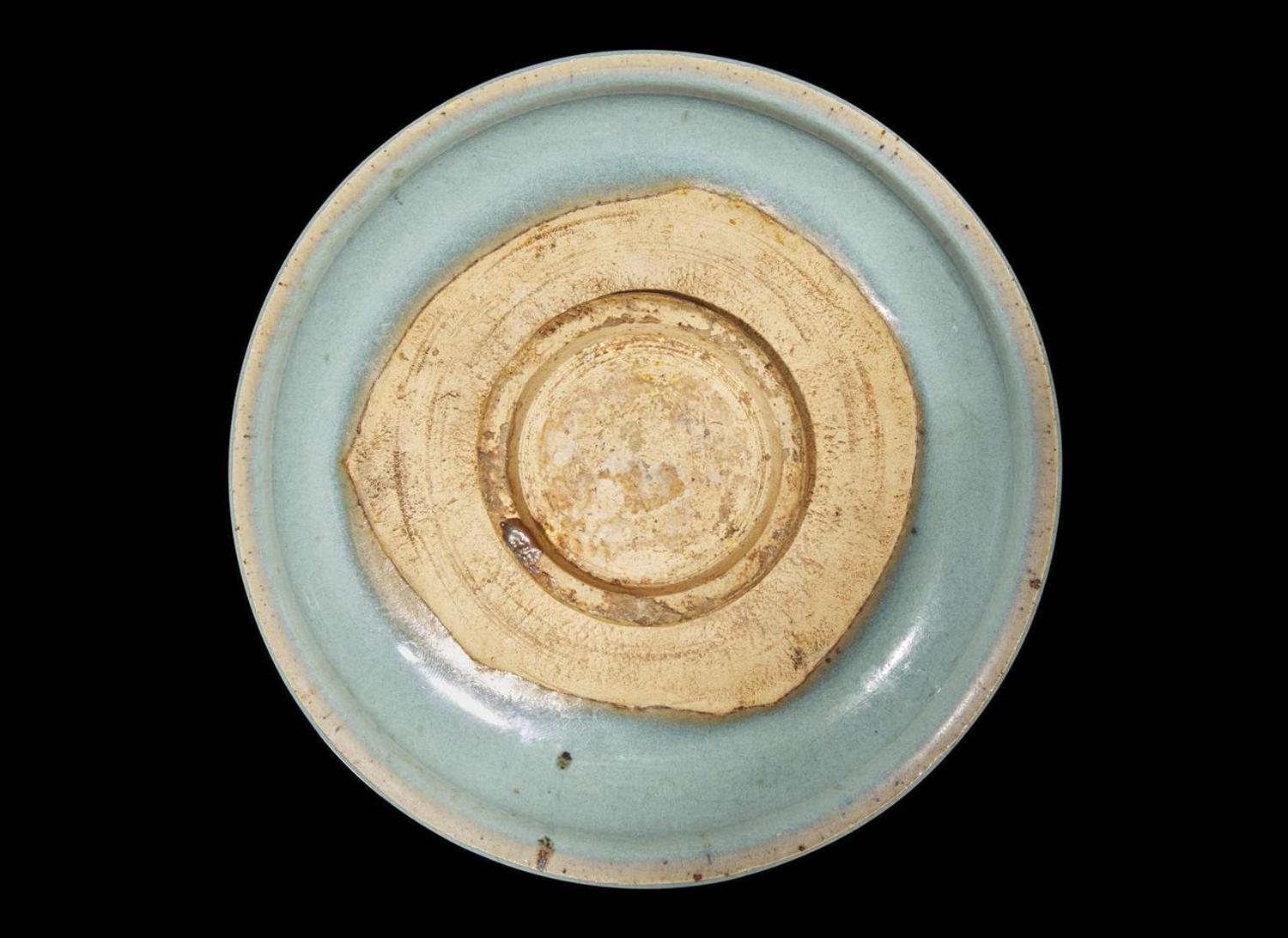 A Chinese Jun ware purple-splashed dish, Yuan dynasty 鈞窯天青釉紫斑盤 元
