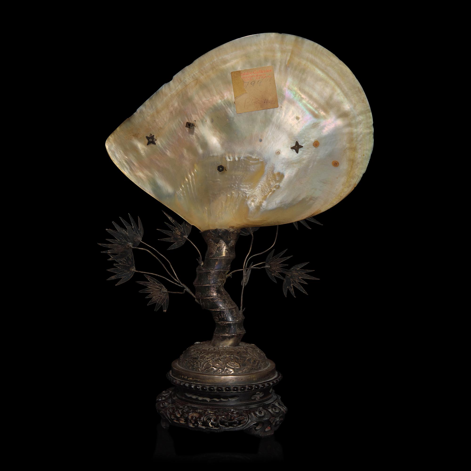 A Chinese Silver and Mother of Pearl Ornament, 19th/First Quarter 20th Century — 晚清/民國 貝母鑲銀硯屏
