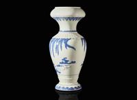 An unusual Japanese Hirado blue and white porcelain "Crabs and Willows" vase, Meiji period 日本平戶“柳枝螃蟹”青花瓷瓶 明治
